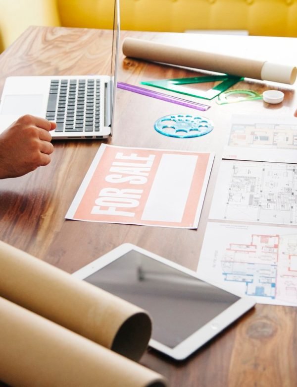 desk-real-estate-office