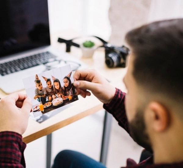 photographer-looking-picture